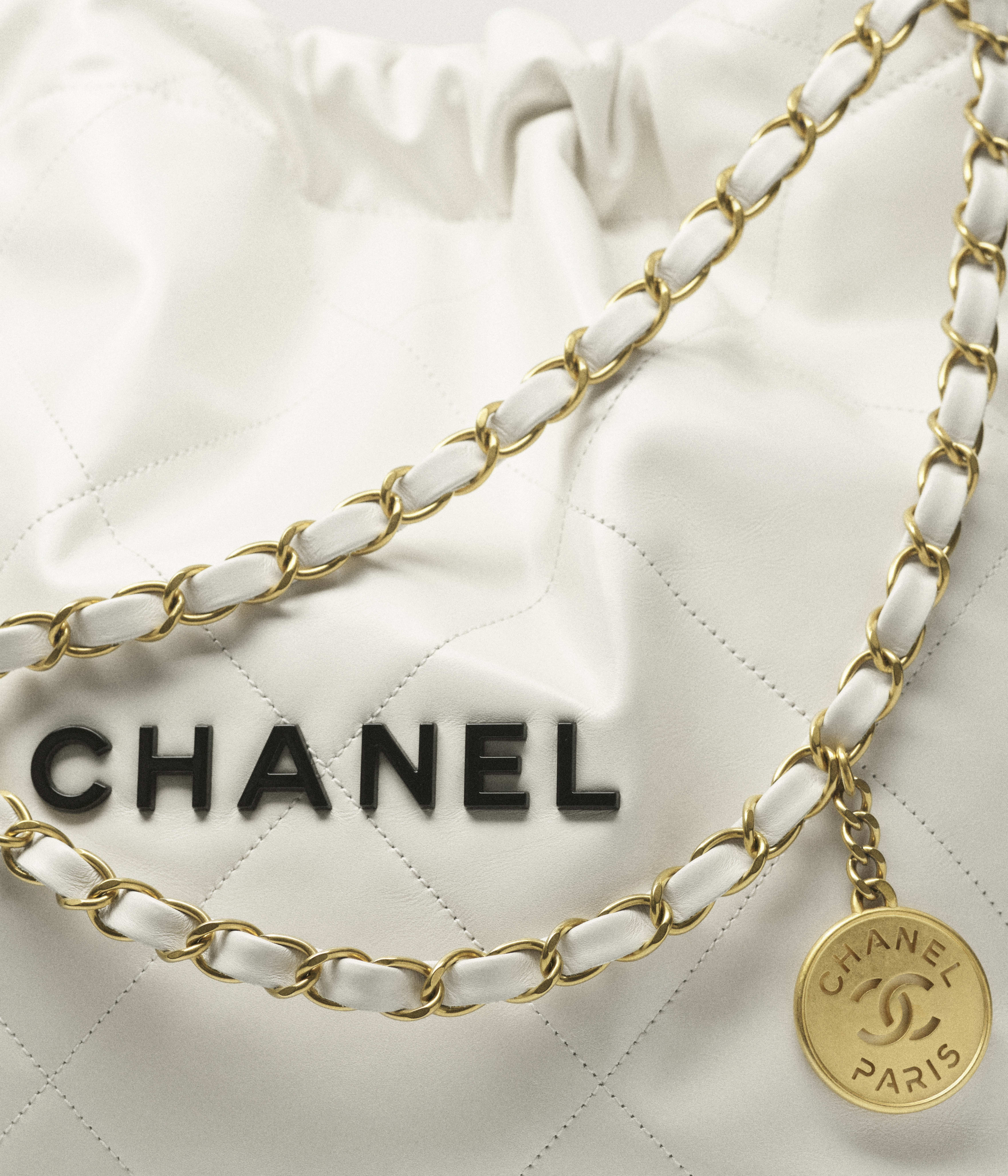 CHANEL 22 Small Handbag - White - Shiny Calfskin, Gold-Tone & Lacquered Metal - artistique view 4
